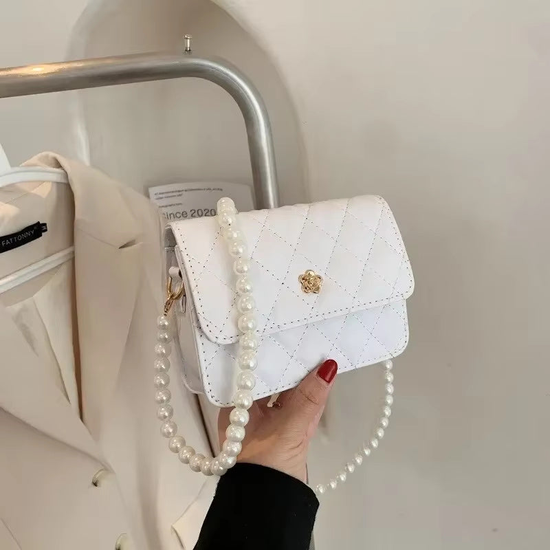 Damestas met Diamantpatroon, Parelketting & Schouderband