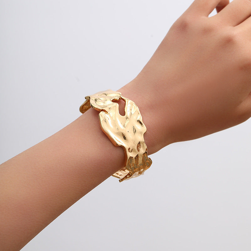 Unieke metalen lava-look armband