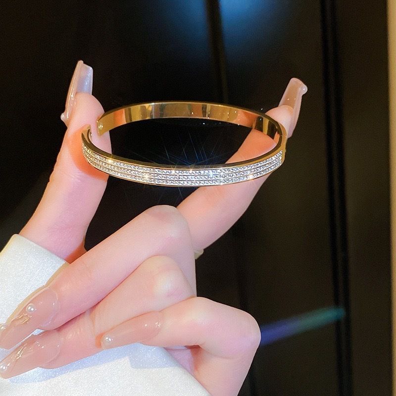 Stijlvolle titanium armband voor dames