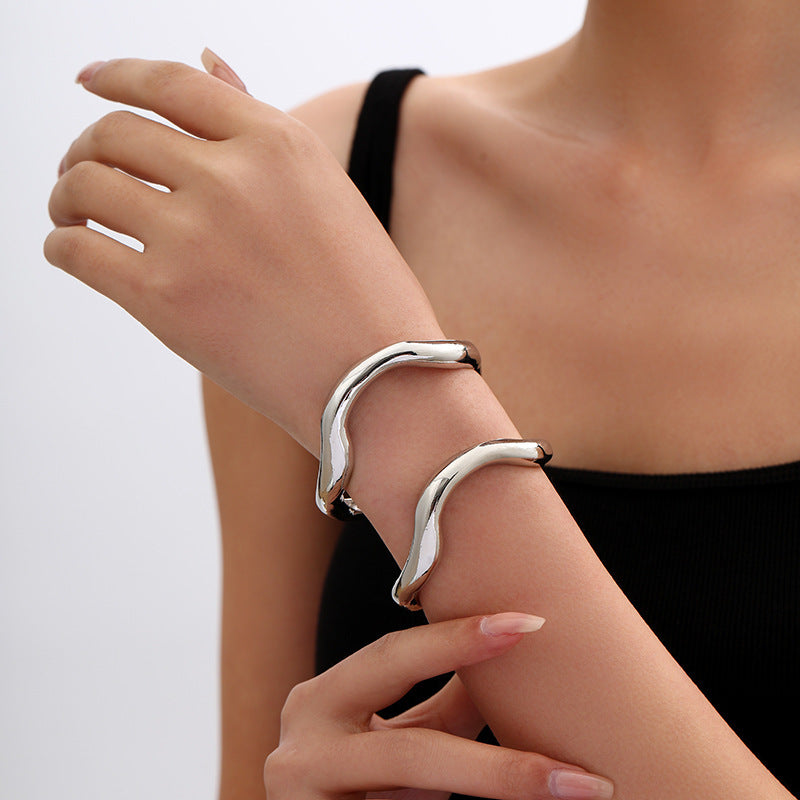 Unieke metalen lava-look armband